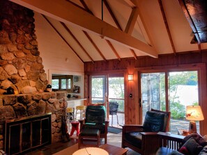 Televisión y chimenea 