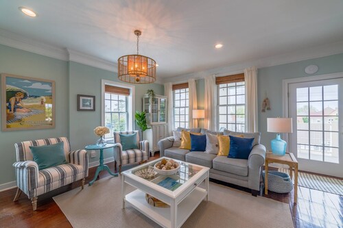 Above It All Condo with Rooftop Deck & Bay Views