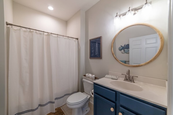 Combined shower/bathtub, hair dryer, towels, shampoo