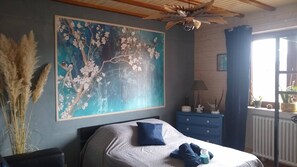 3 soverom, skrivebord, strykejern/-brett og reiseseng for barn