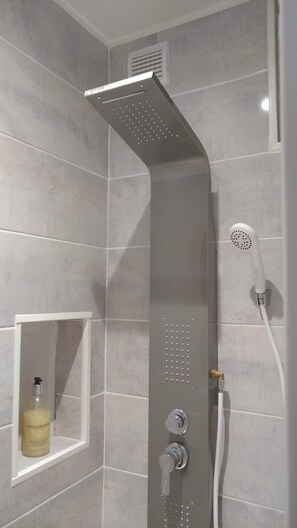 Shower, hair dryer, towels, soap - Le Passage du Faubourg T3 duplex, 120m2 (ST LEONARD DE NOBLAT)