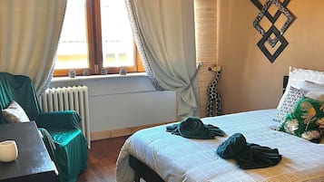 3 chambres, bureau, fer et planche Ă  repasser, lit parapluie