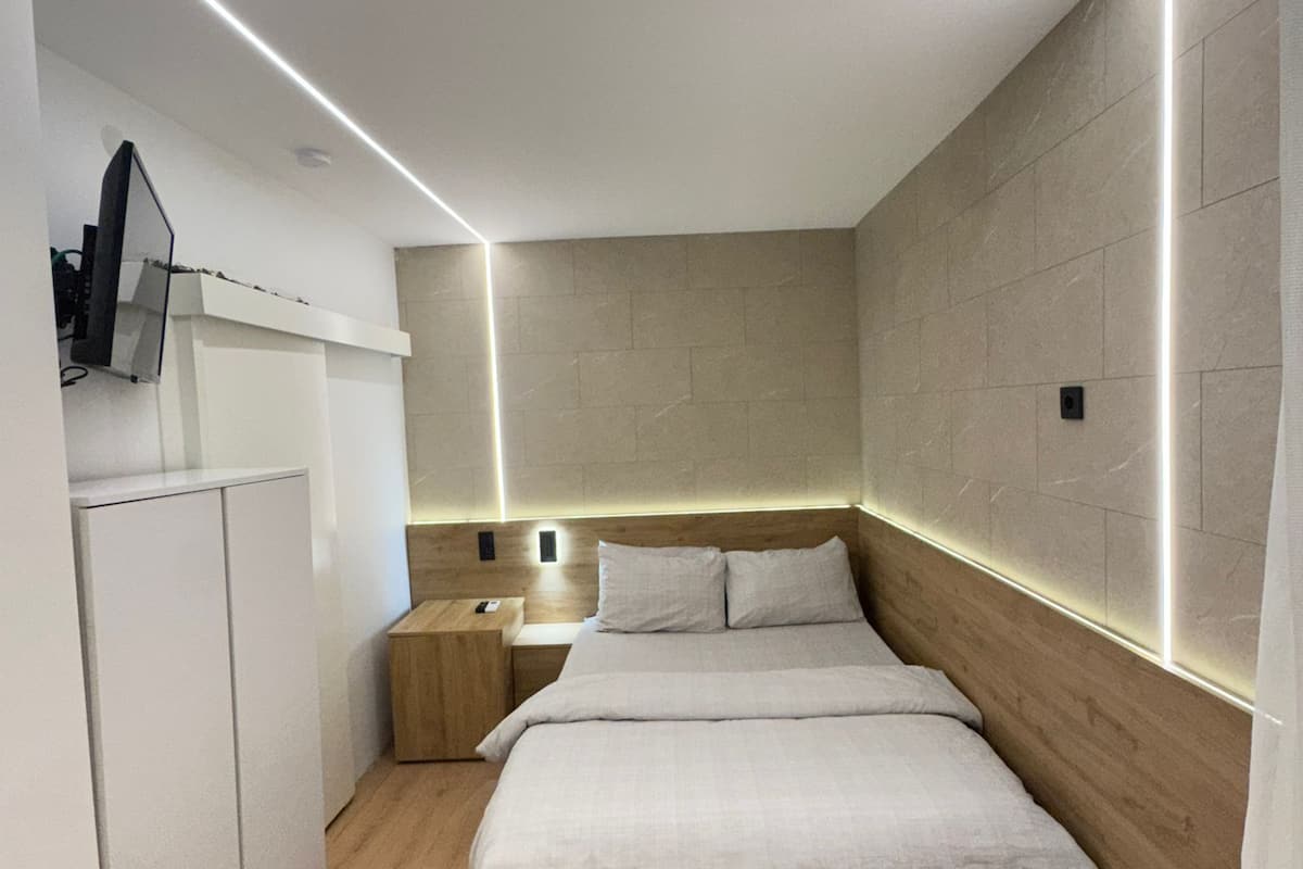 مكتب وواي فاي مجانًا وملاءات أسرّة