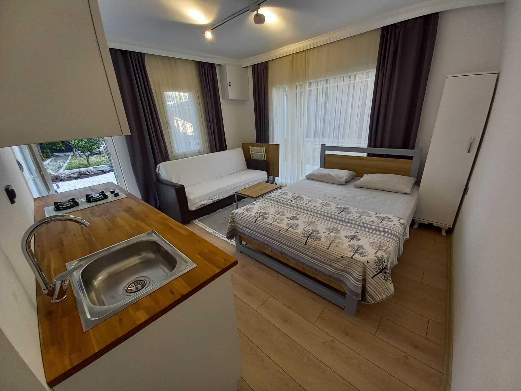 Superior House | Desk, free WiFi, bed sheets