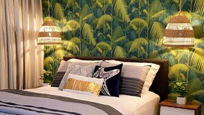 Une chambre à coucher avec un lit, des rideaux, une table de chevet et un mur orné d’un motif de feuilles.