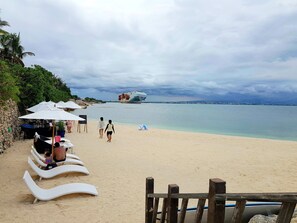 Sun loungers, beach towels - New spacious Studio w/pool -with beach access (Lapu-Lapu City)