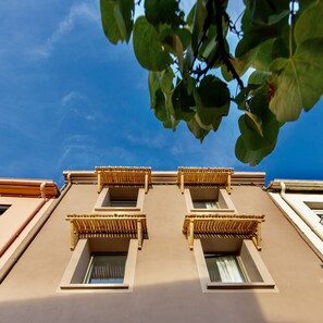 Un edificio con varios balcones, cada uno con una estructura de celosía de madera.