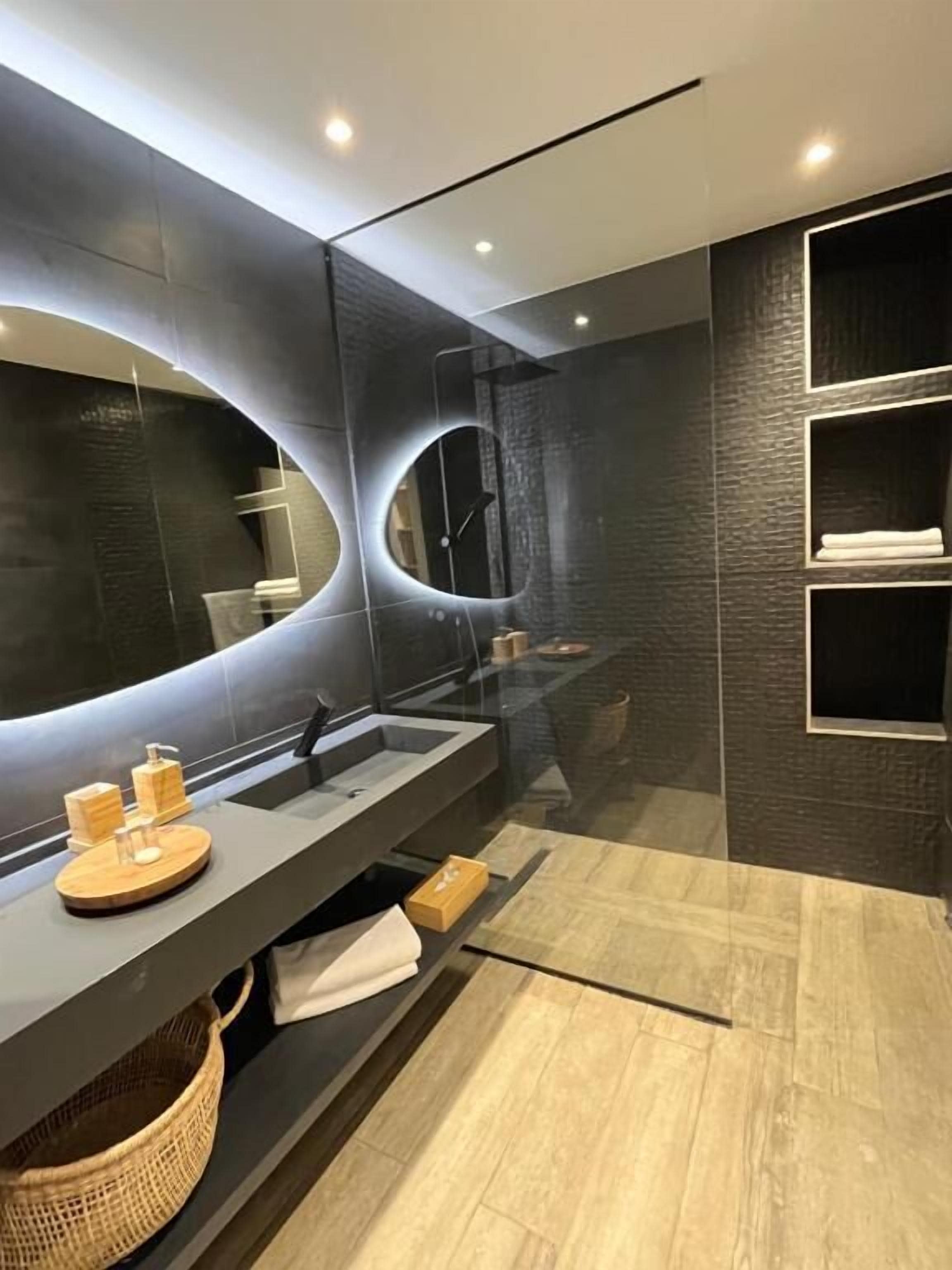 Een douche, een regendouche, een haardroger, handdoeken