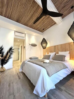 Cortinas blackout, wifi gratis y ropa de cama