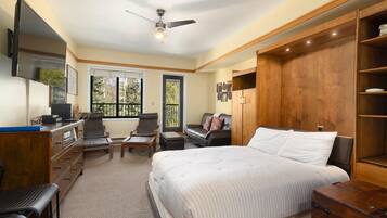 Studio | Laptop workspace, free WiFi