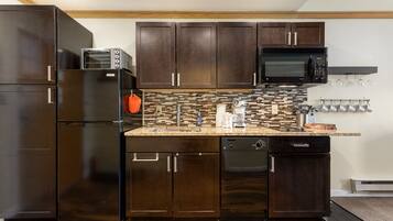 Studio | Private kitchen | Fridge, coffee/tea maker, toaster