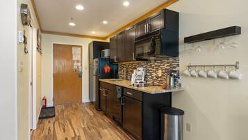 Studio | Cuisine privée | Réfrigérateur, cafetière-théière, grille-pain