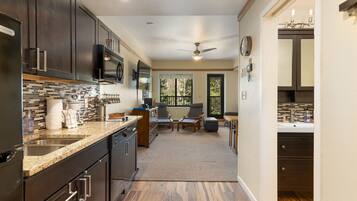 Studio | Private kitchen | Fridge, coffee/tea maker, toaster