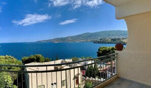 Panoramic-Vierbettzimmer, Meerblick | Terrasse/Patio