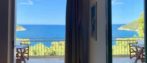 Chambre quadruple panoramique, vue sur la mer | Terrasse/patio