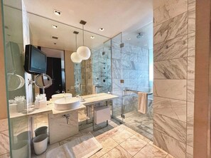 Combined shower/tub, jetted tub, hair dryer, towels