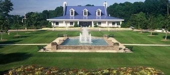 Charming 2 Bed 2 Bath True Blue Pawleys Island Golf, 4 Pools Beach 5 min drive!