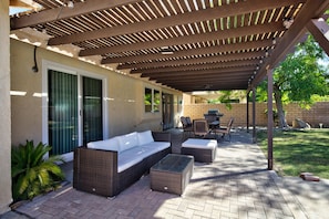 Outdoor dining - Comfortable Oasis with Pool and Spa (La Quinta)