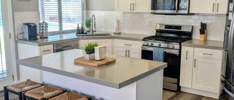 Refrigerador, microondas, horno y parrilla de estufa