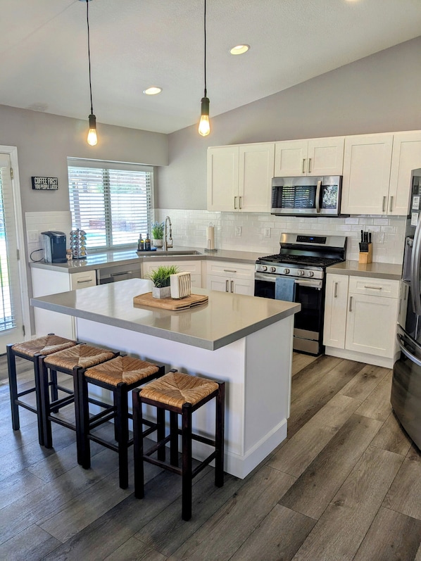 Fridge, microwave, oven, stovetop - Comfortable Oasis with Pool and Spa (La Quinta)