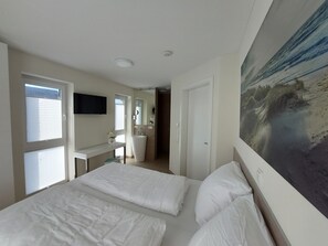 2 عدّة غرف نوم وخزنة داخل الغرفة ومكواة/لوح كي وسرير سفر