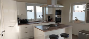 NEU! moderne, hochwertige, zentrale Fewo, mit Sauna, Garten, Wallbox in Burhave