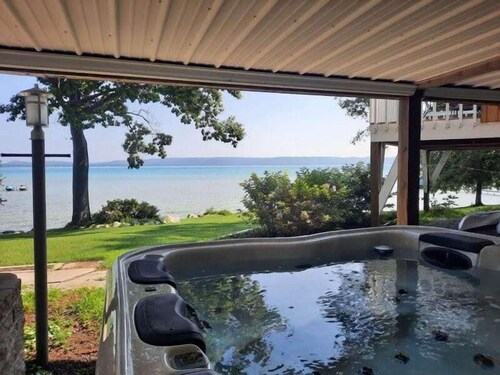 Big Glen Lakefront in Glen Arbor with Hot Tub!