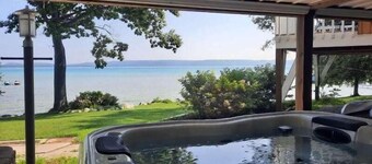 Big Glen Lakefront in Glen Arbor with Hot Tub!