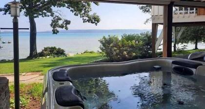 Big Glen Lakefront in Glen Arbor with Hot Tub!