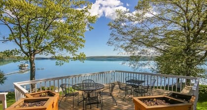 Big Glen Lakefront in Glen Arbor with Hot Tub!