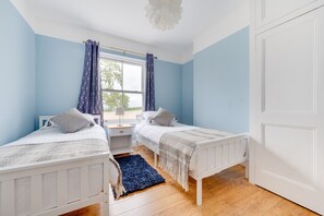 3 habitaciones, tabla de planchar con plancha y cuna de viaje