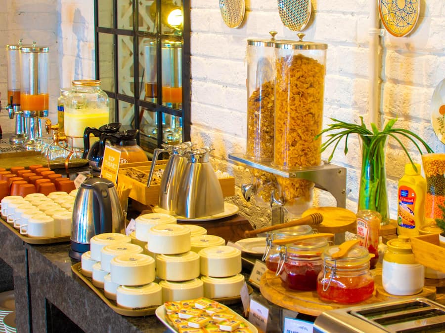 Frokostbuffé hver dag (INR 350 per person)