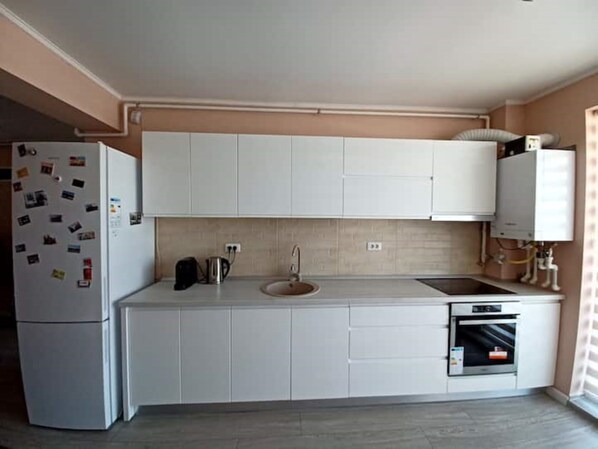 Fridge, oven, stovetop, coffee/tea maker