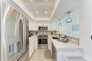 Kjøleskap, mikrobølgeovn, kokeplater og oppvaskmaskin