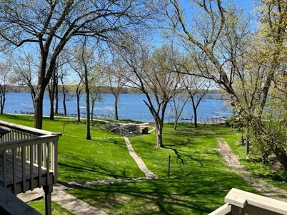 Beautiful newly remodeled Lake Le Homme Dieu getaway