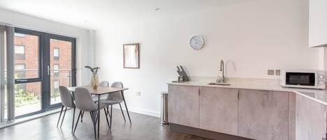 Frigorifero, microonde, forno, piano cottura