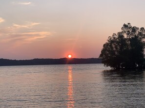 在海灘附近、躺椅、沙灘巾