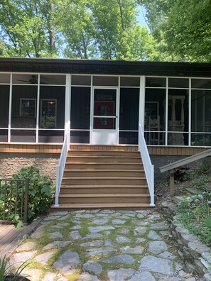 Exterior detail - Lake Front Cottage with private sandy beach (Cadiz)