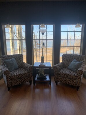 Interior - Lake Front Cottage with private sandy beach (Cadiz)