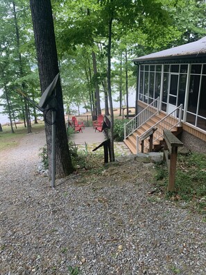 Property grounds - Lake Front Cottage with private sandy beach (Cadiz)