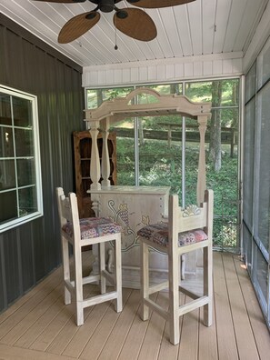 Interior - Lake Front Cottage with private sandy beach (Cadiz)