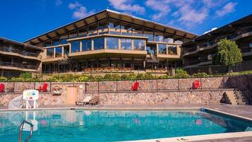 Piscine couverte, piscine extérieure