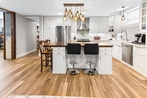 冰箱、微波炉、烤箱、炉灶