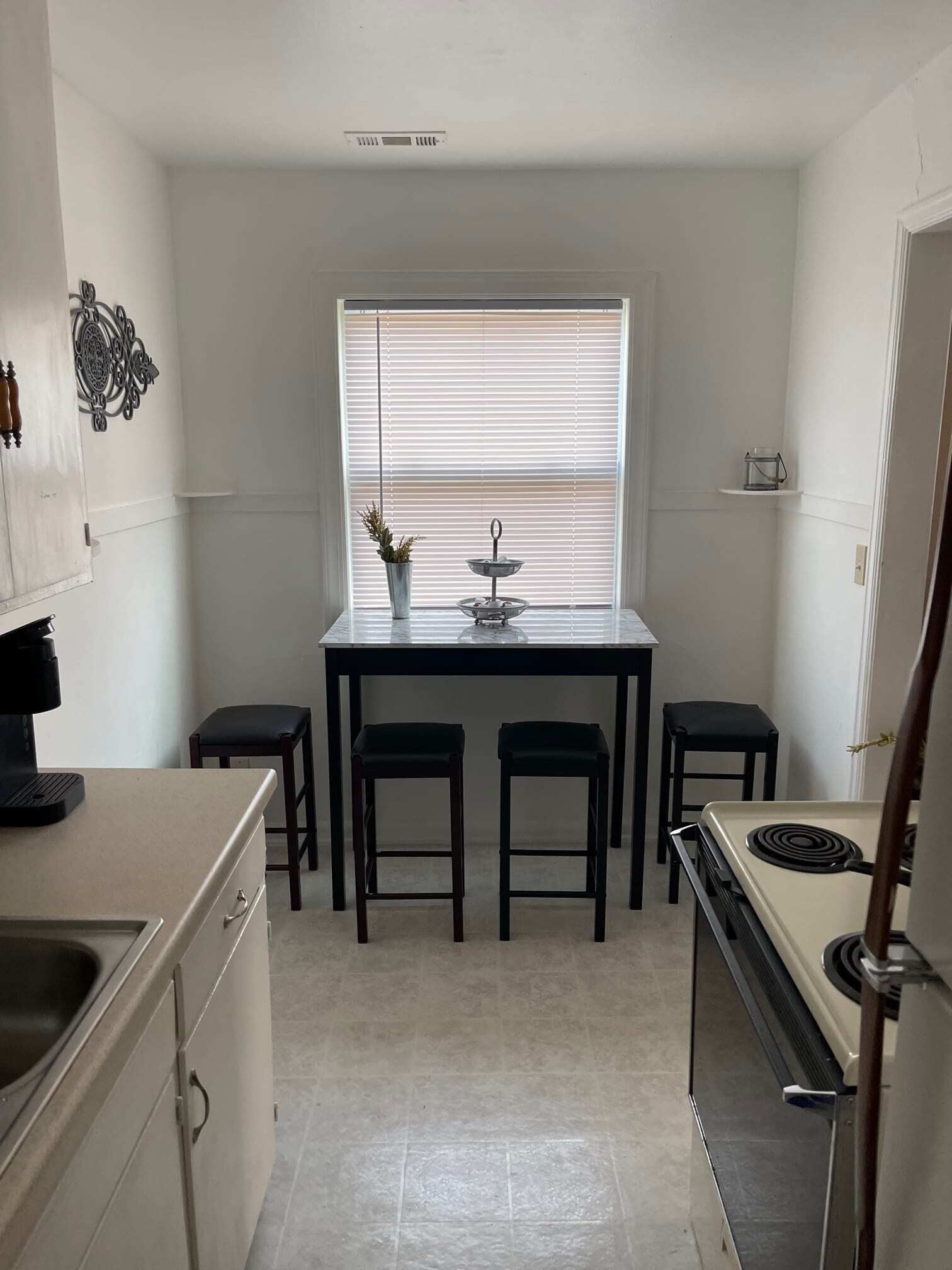 Kjøleskap, mikrobølgeovn, kokeplater og kaffetrakter/tekoker