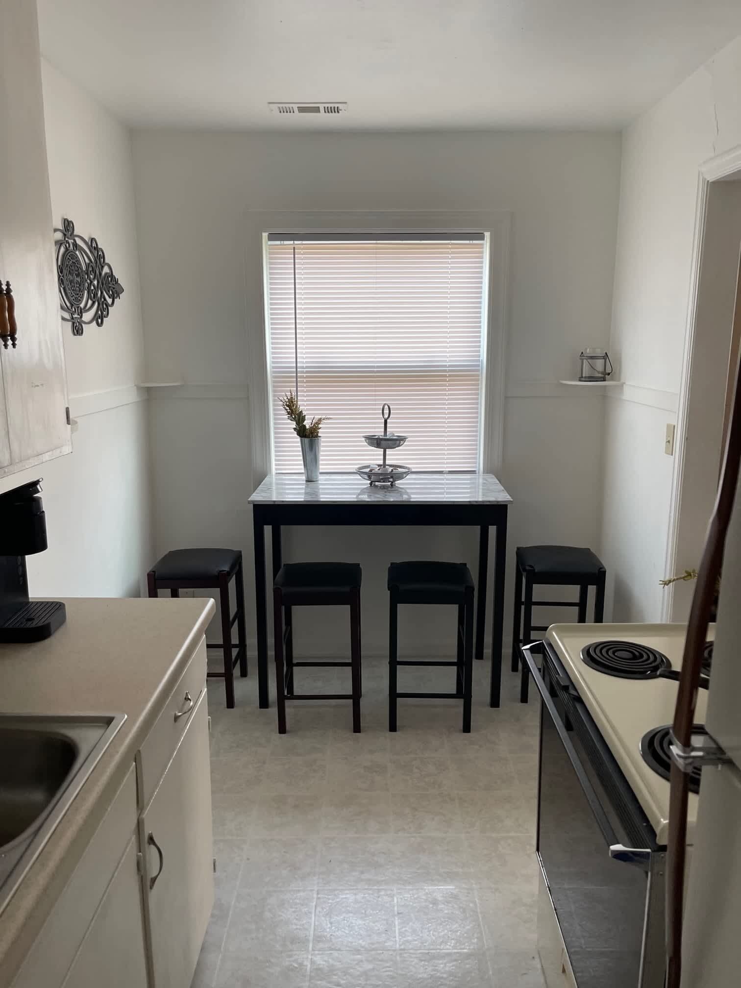 Frigorífico, microondas, placa de cocina y cafetera o tetera