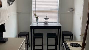 Frigorífico, microondas, placa de cocina y cafetera o tetera