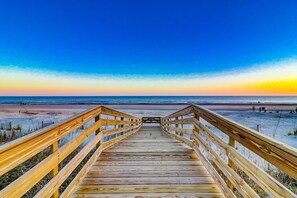 On the beach - Newly Built 7-bedroom Oceanfront Stunner with private pool. (Hilton Head Island)