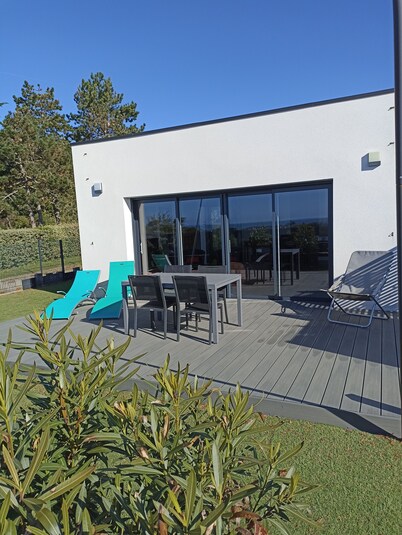 New single-storey house, small sea view
