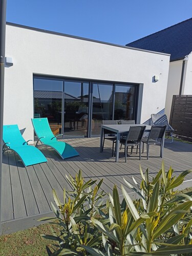 New single-storey house, small sea view