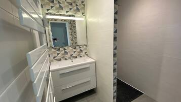 Dusche, Haartrockner, Handtücher